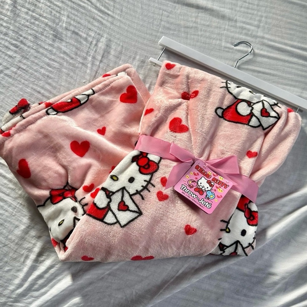 Valentine’s hello kitty blanket